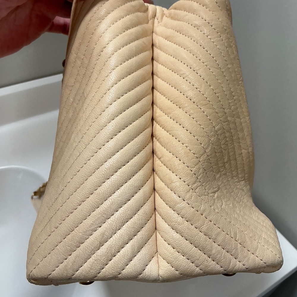 CHANEL Cream Quilted Chevron Shoulder Bag with Gold-Tone CC Charm - Picture 3 of 11